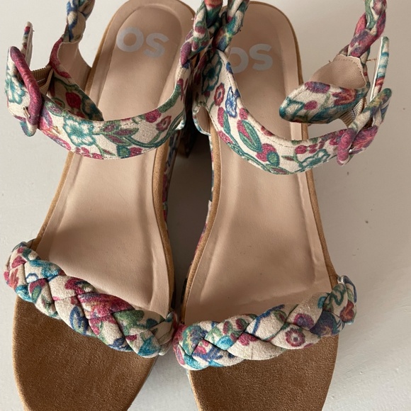 Floral Platforms - Picture 4 of 5